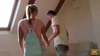 HUNT4K. ਸ਼ਿਕਾਰੀ ਨੂੰ ਪੂਰਾ ਕਰਦਾ ਹੈ, ਜੋੜੇ ਨੂੰ ਪਾਰਕ ਵਿਚ ਖਰੀਦਦਾ ਹੈ ਅਤੇ ਗਰਮ girls ਦੇ ਸਰੀਰ ਨੂੰ