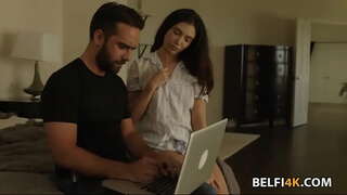 Cachonda morena necesita una gran polla para estirar su coño