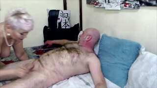 Pakrikę brandus rusijos kalė AimeeParadise stropiai sucks penis, kad jos mylimas vyras ...