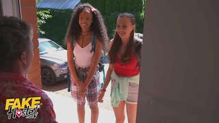 Mükemmel Göğüsleri Stacey Cruz ve Romy Indy ile sahte Hostel Sıcak Üçlü