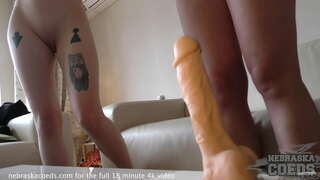 Hazing tibud üritavad erinevad dildod, et näha kui suur on liiga suur