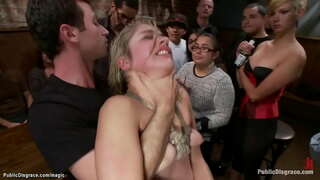 Светловолосая ханым Лорелей Бармы куя блондинку белән кляпом во рту тезләренә һәм бьет аның палками алдында толпой җәмәгать урынында, шуннан соң Джеймс Дин һәм незнакомец трахают аны