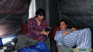 Busty puma daužė trumpuoju vaikinų trio, kol cumshot