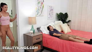 מלכי המציאות-אר-קיי פריים-קיילי רוקט, ריקי ספרדית - מושב דביק