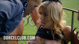 ���ੈਕਸ ਨਾਲ ਪਾਰਕ ਵਿਚ ਇਕ ਵੱਡੀ ਛਾਤੀ ਵਾਲੀ ਗੋਰੀ ਮਿਲ੍ਫ਼