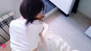 Liesas žavinga brunetė seksuali bodysuit ir akiniai mėgsta būti aistringas seksas, čiulpti varpa ir jausmas varpa jos mažai pūlingas, kol ji gauna cum ant jos saldus oslas