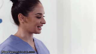 Él Ama A Unirse A 2 Niñas Durante El Masaje