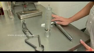 Verpleegkundige met vraatzuchtige kont eet haan