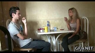 Berniukas sėdi ir žiūri