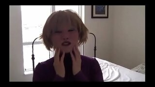 Grua që e vë në një femër maskë luan me një dildo