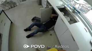 Grande cazzo scivola in stretto bruna figa