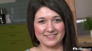 Amatérske krásy bude cicať jeho tvrdej čierneho vtáka a dostať ju puss v prdeli tvrdý.