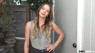 Kinky ក្រុមគ្រួសាររបស់នាងទ្វាមាសវ័យក្មេង