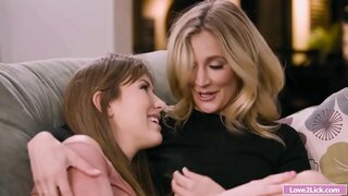 Stepmom gauna savo osła pirštais ir palaižė pagal įdukros