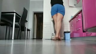 ���ੰਮੀ ਖੇਡਣ &#039; ਤੇ ਰਸੋਈ ਹੈ. ਬਹੁਤ ਹੀ ਕਾਮੋਤੇਜਤ ਅਤੇ ਚੂਤ ਗਿੱਲਾ