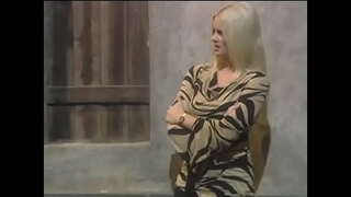 Cur mare tarfa blonda Hannah Harper suge si se fute bucătari penisul în restaurant