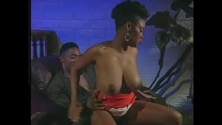 سیاہ فام آدمی کے licks کے بالوں والے بلی کے ساتھ نوجوان لڑکی اور اس کے کتا سٹائل fucks کرسی پر