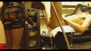 Oğlan Soxub Nəhəng bir kəmər-on Özünə ass